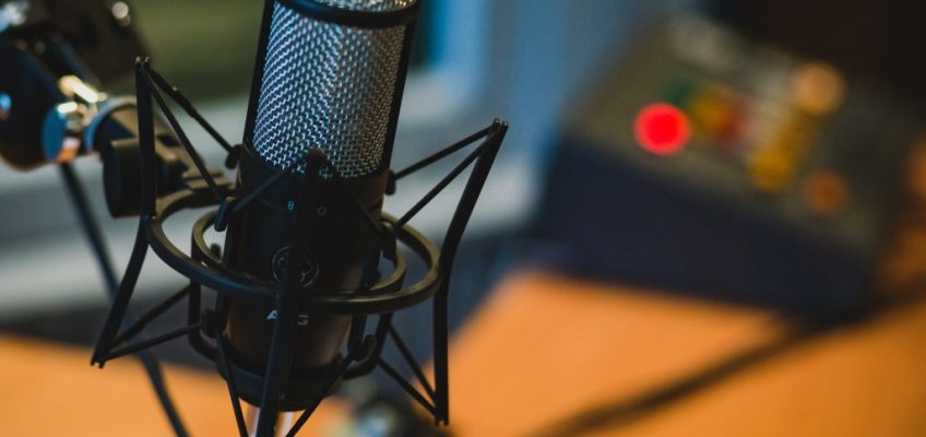 A stock photo of a podcast microphone.